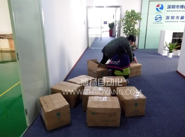 大量GL5-T/28A/115倍加福槽型開關(guān)及光電開關(guān)到貨！