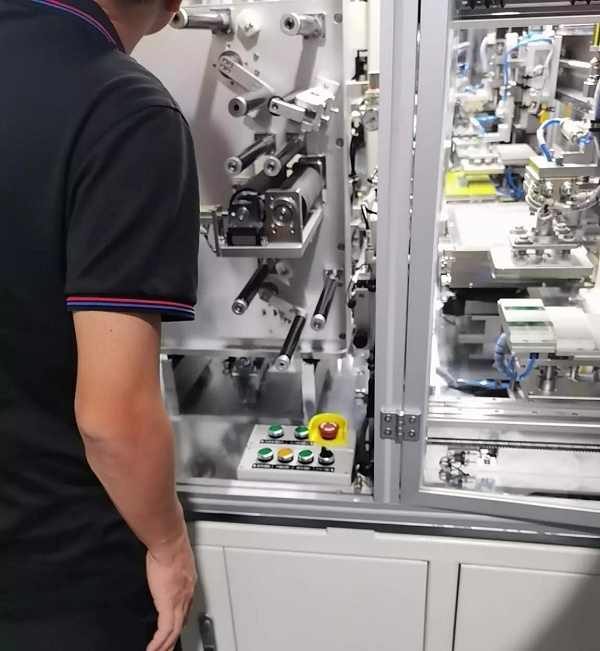 用于制片機(jī)和疊片機(jī)的伺服控制，提升電氣工程中IO精度的解決方案